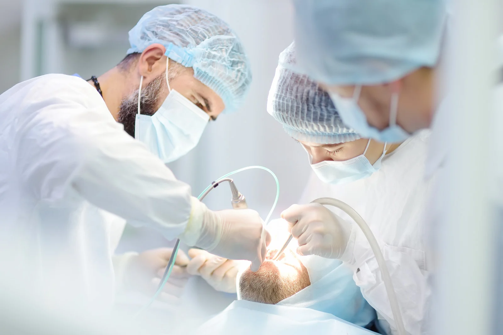 Dokter gigi sedang melayani pasien